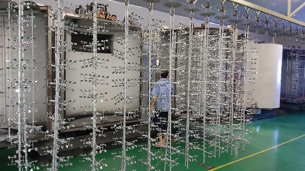 uv涂层底漆是真空镀膜前必不可少的工序